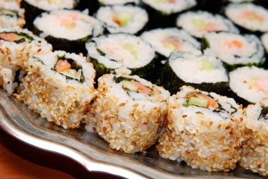 Şuşi tabak karides ile