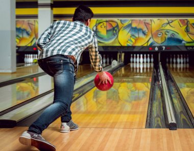 Bovling topu ile mutlu genç adam