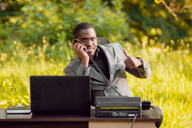 Afrika buisnessman Park'ta çalışma. Uzak iş kavramı.