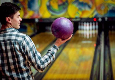Beyaz delikanlı bowling kulübünde eğleniyor