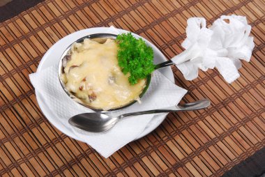 Eritilmiş peynir maydanoz ile. Peçete ve kaşık