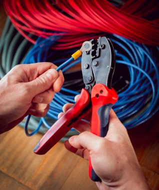 Elektrik donatımı. Elektrik kablo ve crimper.