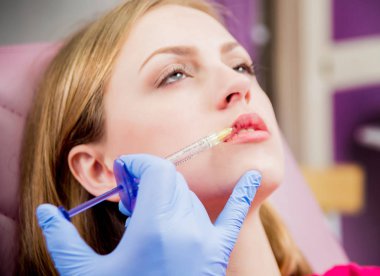 Güzel sarışın beyaz kız almak enjeksiyon estetik tıp kliniğinde.