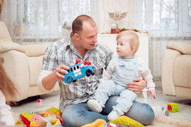 Baba oğluyla oynuyor.