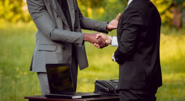 İki genç çok kültürlü iş adamları iş park yerinde. Uzak iş kavramı.