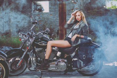 Genç sarışın kadın Motosiklet ile poz.