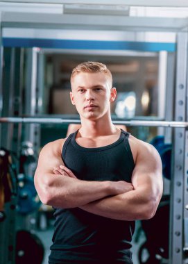 Genç esmer kadının spor salonunda egzersiz yapması