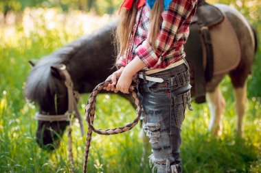 Midilli Park ile yürüme örgüler ile küçük kız Resim kırpılmış