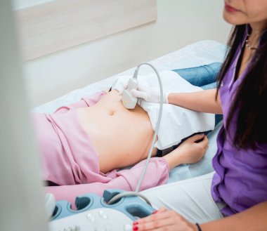 Doktor ve hasta. Ultrason cihazları. Teşhisler. Sonografi.