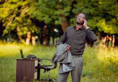 Afrika buisnessman Park'ta çalışma. Uzak iş kavramı.