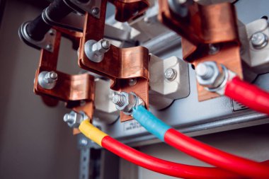 Elektrik donatımın kapatın. Çok renkli kablolar.