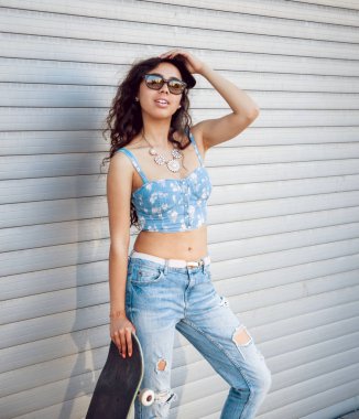 Genç karışık yarış kız açık havada kaykay ile poz