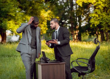 İki genç çok kültürlü iş adamları iş park yerinde. Uzak iş kavramı.