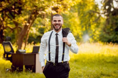 Genç buisnessman Park'ta çalışma sakallı. Uzak iş kavramı.