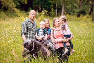 Midilli atı Park ile neşeli aile yürür