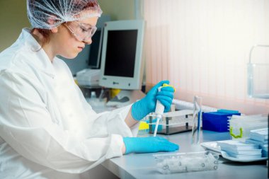 Laboratuvar çalışmalarında güler Medic personeli.