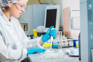 Laboratuvar çalışmalarında güler Medic personeli.