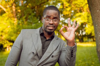 Afrika buisnessman Park. Uzak iş kavramı.