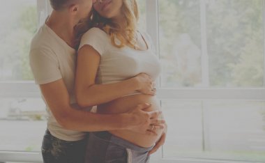 Genç hamile kadın ve kocası. Bebek için bekliyor