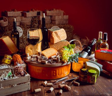 Güzel ve zengin kompozisyon çeşitli peynir ve şarap ile fındık ve üzüm ile