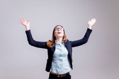 Gri duvar önce ofiste gözlüklü genç iş kadını