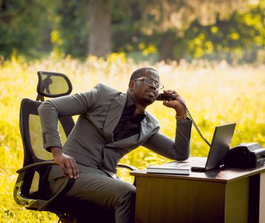 Afrika buisnessman Park'ta çalışma. Uzak iş kavramı.
