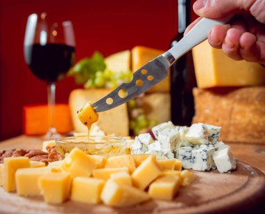 Güzel natürmort, peynir ve şarap ile