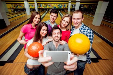 Bowling salonu selfie yapıyor, neşeli arkadaşları