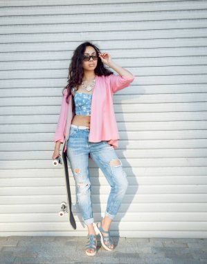 Genç karışık yarış kız açık havada kaykay ile poz