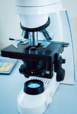 Laboratuvar donatımı. Mikroskop.
