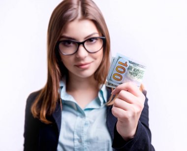 İşkadını gözlüklü yüz dolarlık banknot ile