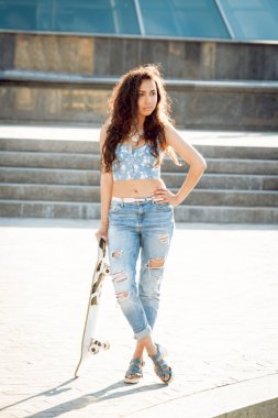 Genç karışık yarış kız açık havada kaykay ile poz