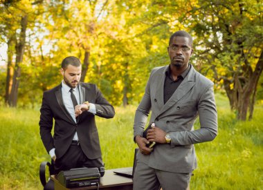 İki genç çok kültürlü iş adamları iş park yerinde. Uzak iş kavramı.