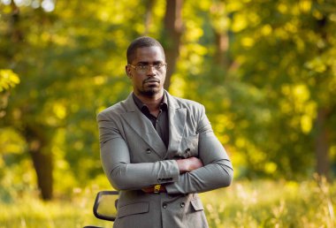 Afrika buisnessman Park'ta çalışma. Uzak iş kavramı.