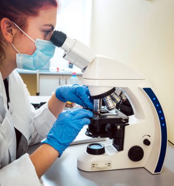 Laboratuvar çalışmalarında güler Medic personeli.