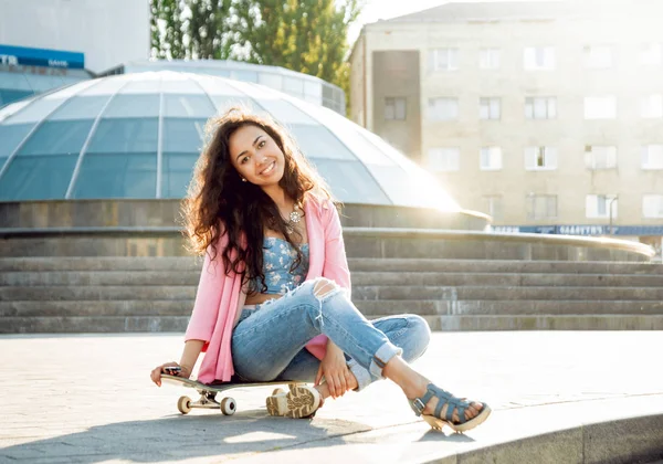Молода Змішана Дівчина Гонки Позує Скейтбордом Відкритому Повітрі — стокове фото