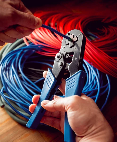 Elektrik donatımı. Elektrik kablo ve crimper.