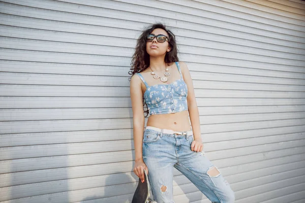 Menina Bonita Com Aparência Oriente Médio Roupa Casual Posando Com — Fotografia de Stock