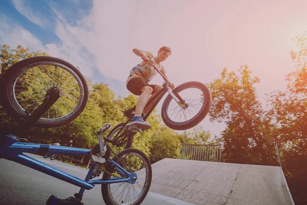 Adolescente Montando Bmx Parque Skate — Fotografia de Stock