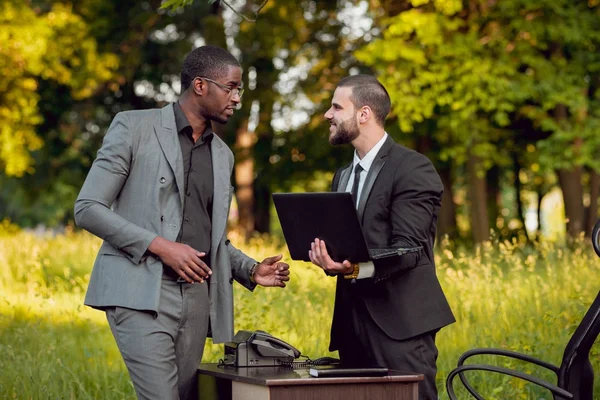 Dos Jóvenes Empresarios Multiculturales Trabajando Park Concepto Trabajo Remoto —  Fotos de Stock