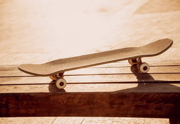 Granit döşeme üzerinde kaykay. Bir çeşme arka planı