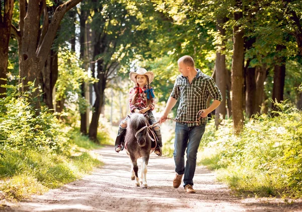 Kislány Cowboy Kalap Lovaglás Póni Apjával Park — Stock Fotó