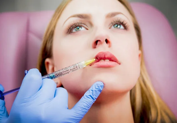 Schoonheidsspecialiste Patiënt Kliniek Voor Esthetische Geneeskunde Injectie — Stockfoto