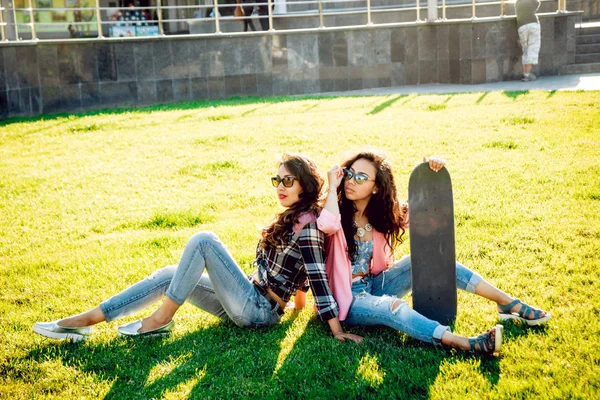 Duas Jovens Meninas Raça Mista Roupas Casuais Com Skate Posando — Fotografia de Stock