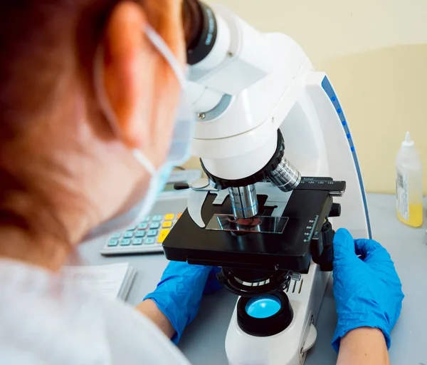 Sanitäter Bei Der Arbeit Labor Mit Mikroskop — Stockfoto