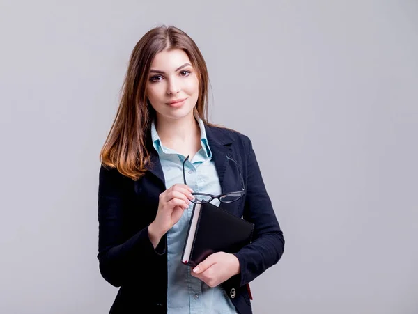 Junge Geschäftsfrau Mit Brille Vor Hellgrauer Wand — Stockfoto