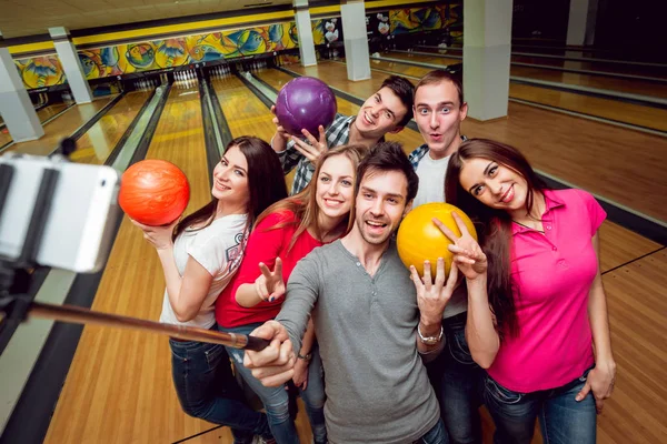 Bowling salonu selfie yapıyor, neşeli arkadaşları