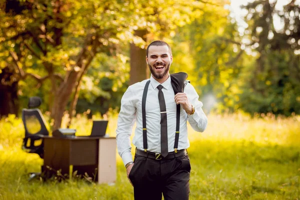 Joven Buisnessman Con Barba Trabajando Parque Concepto Trabajo Remoto — Foto de Stock