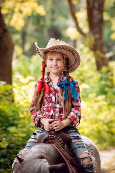 Petite Fille Avec Des Tresses Chapeau Cow Boy Équitation Poney — Photo