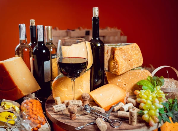 Güzel ve zengin kompozisyon çeşitli peynir ve şarap ile fındık ve üzüm ile